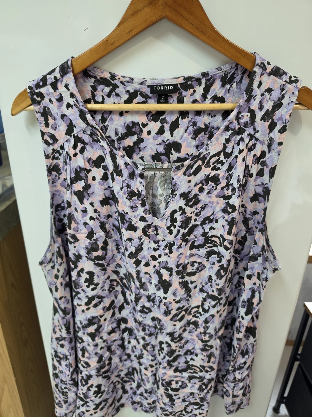 Torrid 2X Size 2 Floral Sleeveless Blouse Purple Keyhole